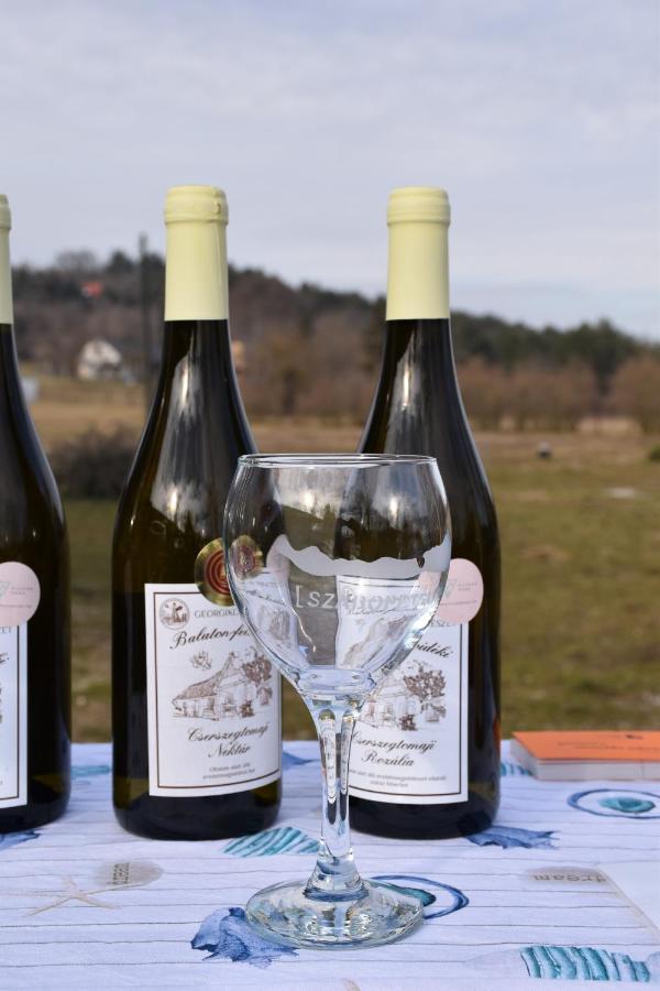 Pilikan Apartments - Park, Agroturism, Vineyard & Farm Cserszegtomaj Eksteriør billede
